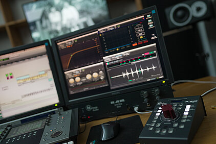 interfaces de contrôle dans la salle acoustique de montage et pré-mixage son du court métrage La Désertion